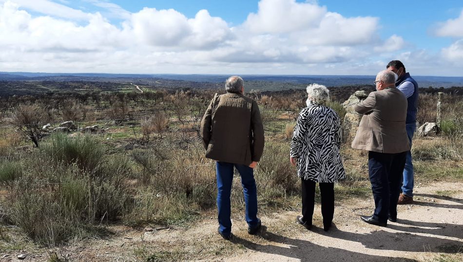Encarnación Pérez estuvo acompañada del alcalde, Francisco de la Cruz, el responsable de Protección Civil y Luis Ángel Cabezas, portavoz de los ganaderros afectados por el fuego