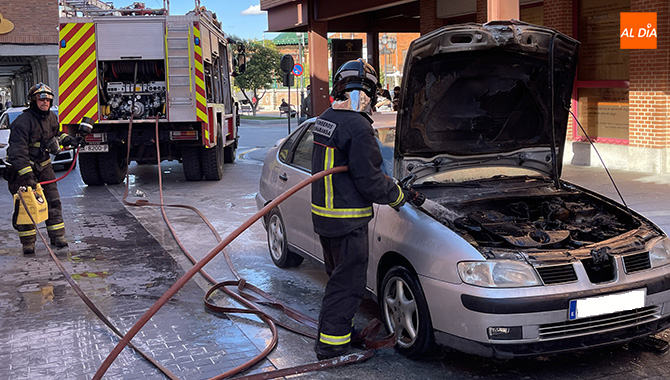 Los Bomberos extinguían un fuego declarado en un coche en la Plaza de España de Peñaranda
