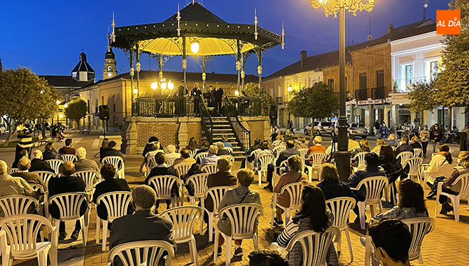 Adobe Dulzaineros ofrecía un variado repertorio durante su concierto en la Plaza de España