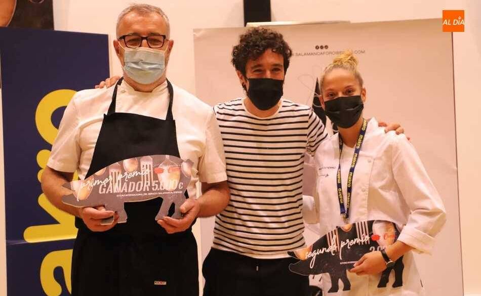 Ferrán Pols y Paula Gutiérrez, junto a Eneko Atxa en la final del Concurso Internacional de Ibérico. Foto: Lydia González