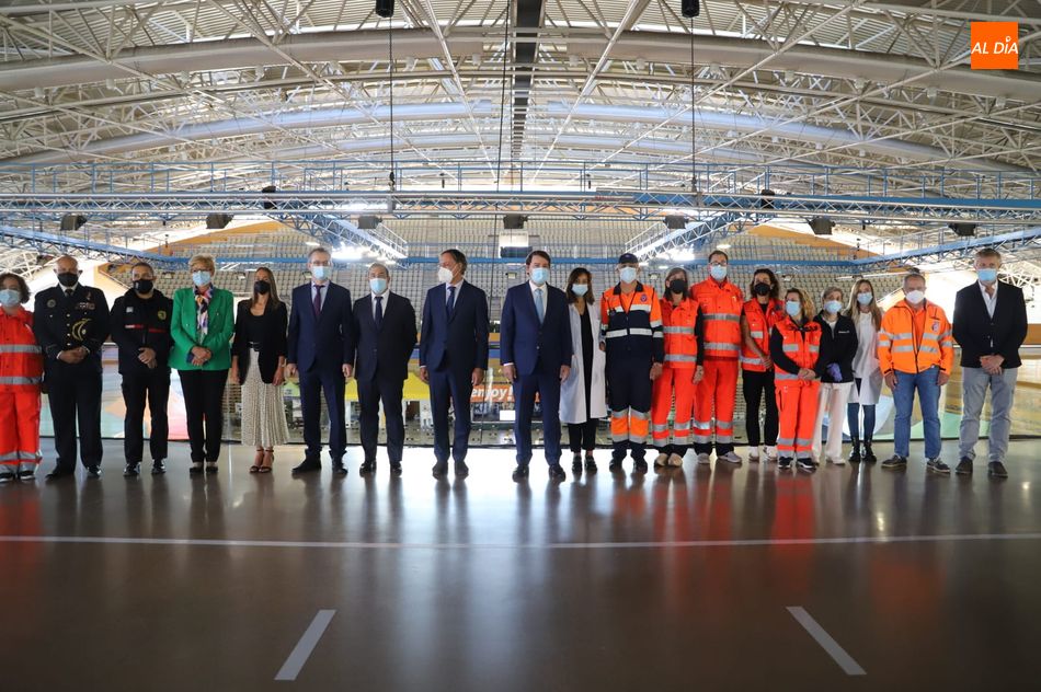 Clausura del Multiusos como centro de vacunación con el presidente de la Junta de Castilla y León, Alfonso Fernández Mañueco, y el alcalde de Salamanca, Carlos García Carbayo, junto a profesionales. Foto de Lydia González