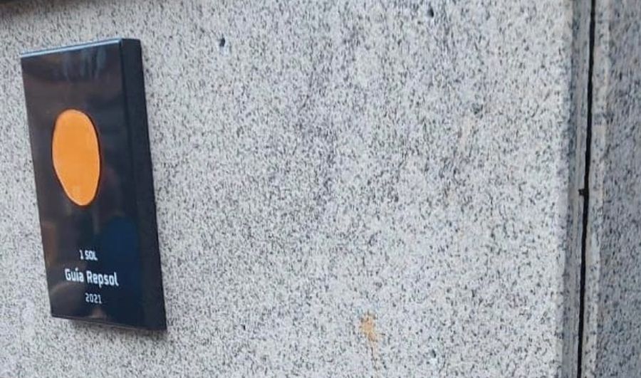 Parte de la fachada del restaurante En la Parra, de la que unos gamberros han arrancado el cartel de la estrella Michelin. Foto de Instagram