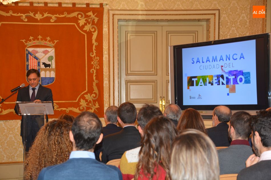 Este programa facilita prácticas remuneradas que llevarán a cabo en empresas privadas y en departamentos municipales durante seis meses