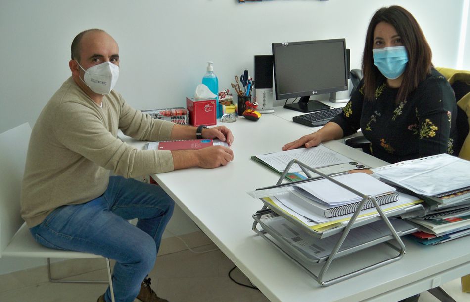 César García, trabajador social de la Asociación de Celiacos de Castilla y León, y Silvia González, concejala de Salud de Santa Marta