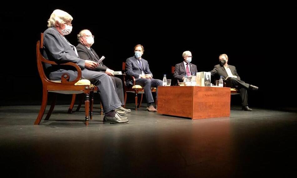 Un momento de la presentación del libro Miguel de Unamuno. Mitos y leyendas, en el Teatro Liceo. Foto: @CGCarbayo