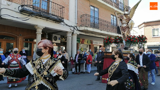Cientos de personas participaban en la recuperada procesión de San Miguel Arcángel junto a los bailes del grupo Los Cuatro Caños