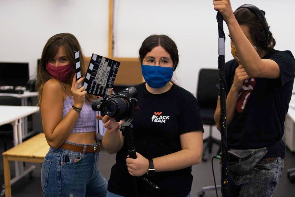 Debido a estas dos principales restricciones, se contó con un equipo mínimo y el calendario de rodaje sufrió muchas modificaciones