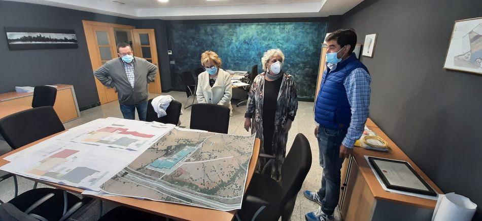 La subdelegada del Gobierno, Encarnación Pérez Álvarez, junto al alcalde de Fuentes de Béjar, Gustavo Rodríguez, en este Ayuntamiento