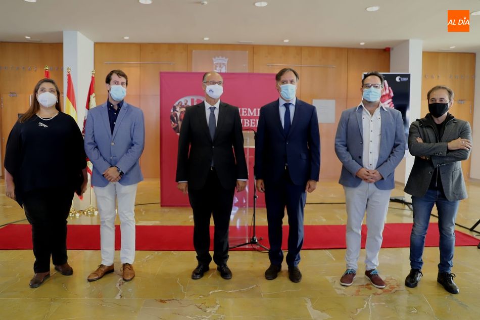 Presentación de la ópera Comuneros con la presencia del presidente de las Cortes y de la Fundación Castilla y León, Luis Fuentes, y del alcalde de Salamanca, Carlos García Carbayo, entre otros. Foto de Lydia González