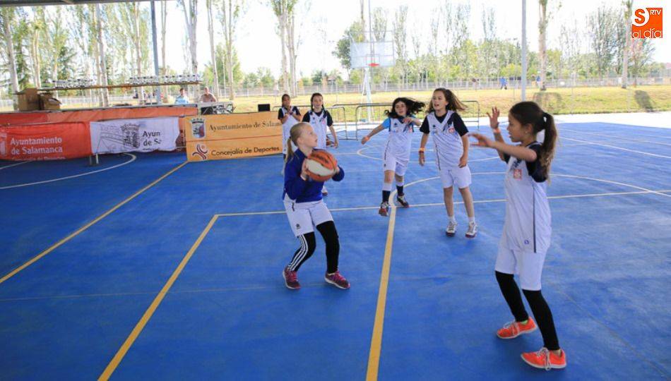 Un grupo de pequeños jugando al baloncesto