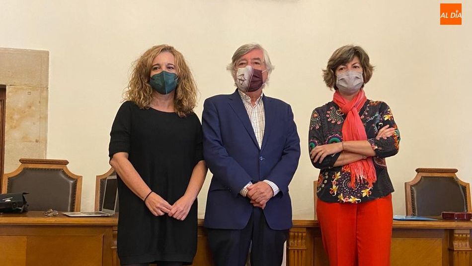 María Ángeles López, profesora de Literatura Española e Hispanoamericana en la Universidad de Salamanca, Ester Bueno, presidenta de la asociación “Alma Máter Arte y Cultura” y Román Álvarez, presidente del capítulo Salmanticense de Alumni – USAL