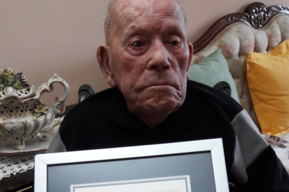 Saturnino de la Fuente, con el título que le acredita como el hombre más anciano del mundo