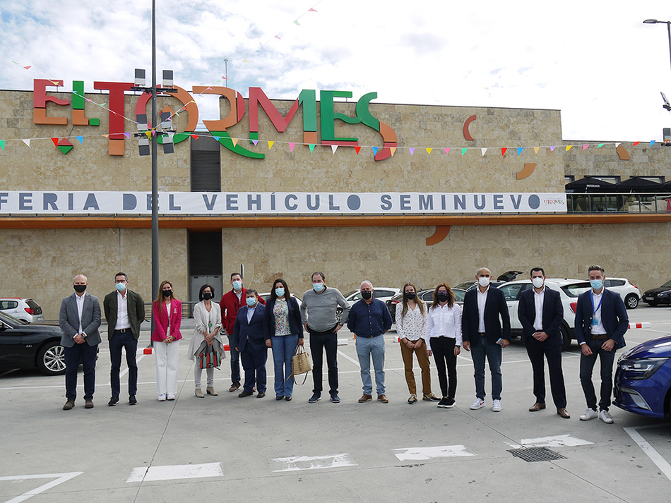 Inauguración de la II Feria del Vehículo Seminuevo en el Centro Comercial El Tormes