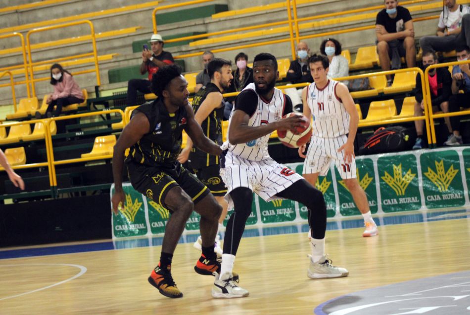 Nelson durante una jugada del partido - Fotos: CB Tormes