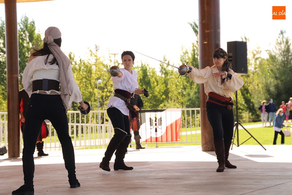 Miembros del Club Gran Capitán en plena exhibición de esgrima antigua - Fotos: Lydia González