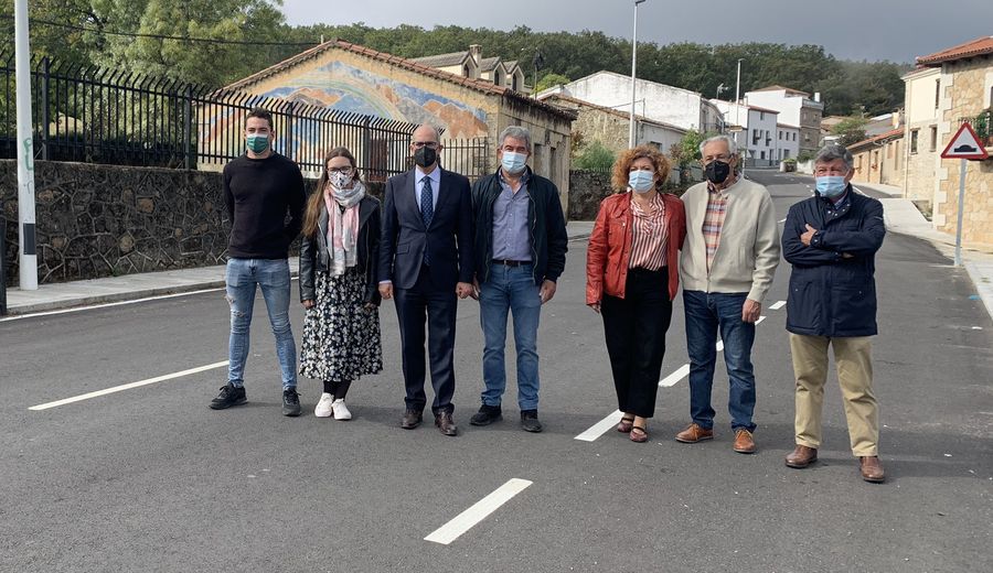 El presidente de la Diputación de Salamanca, Javier Iglesias, en el centro, junto con el alcalde de Lagunilla, José María Garrido, en la carretera que se ha mejorado en esta localidad