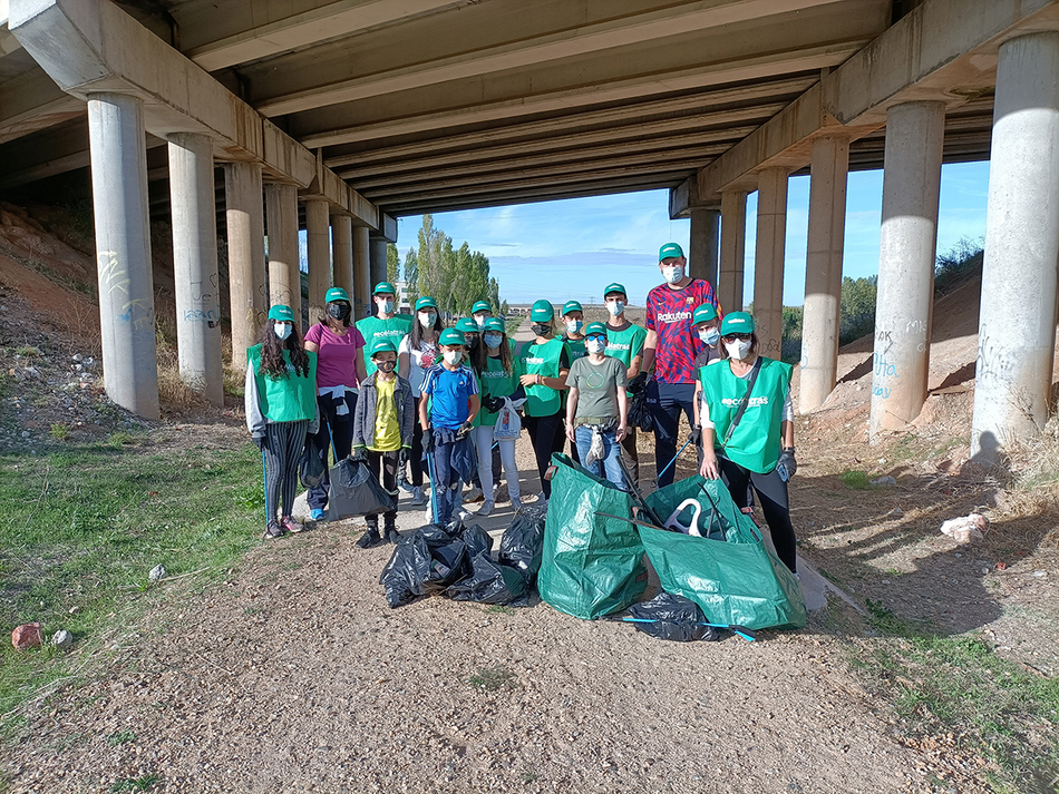 Participantes en la jornada de educación ambiental con Cibercarba