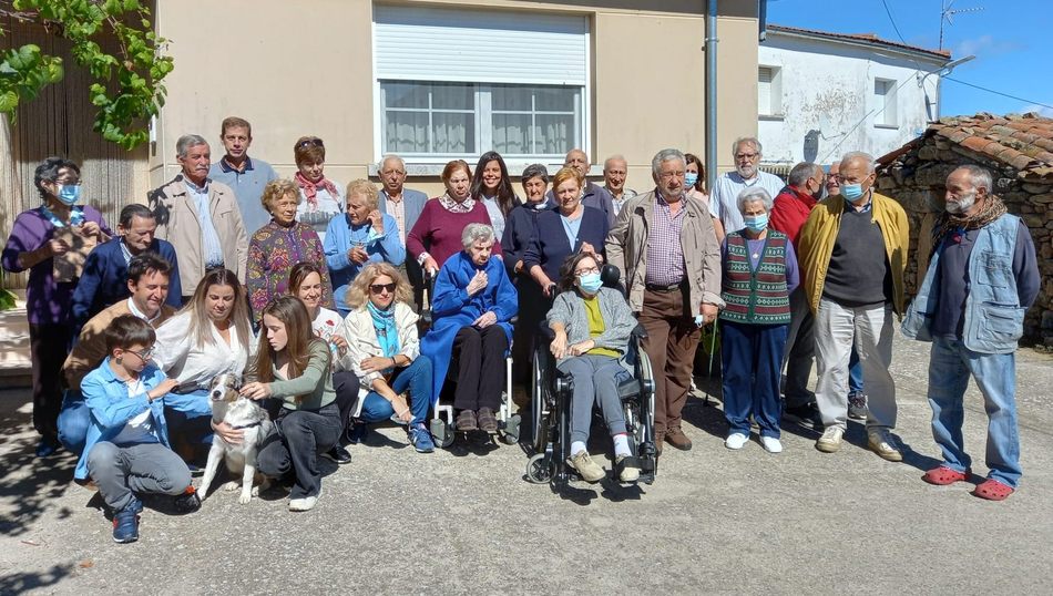 Iluminada, acompañada por familiares y vecinos de Escuernavacas