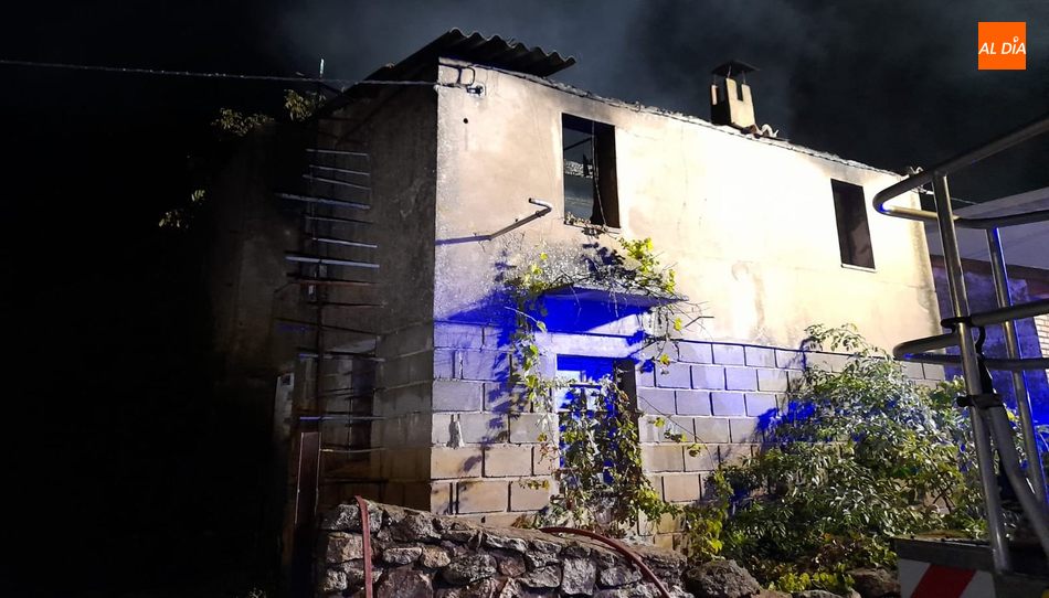 El buen trabajo de los equipos de extinción evitó que el fuego se propagara a las viviendas colindantes