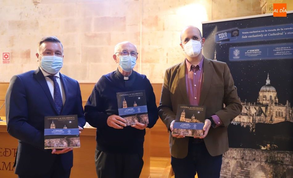 Antonio Matilla, deán del Cabildo Catedral de Salamanca, en el centro, junto a Francisco Moya, director de la editorial ArtiSplendore, y Mariano Casas, historiador y autor de los textos del libro. Foto de Lydia González
