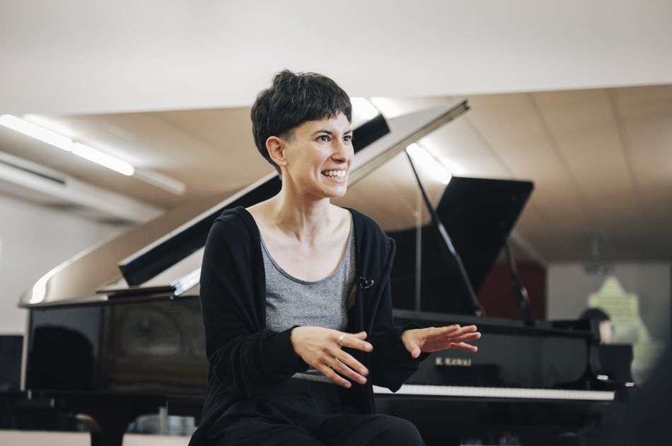 Tras la masterclass ofrecida hoy, la pianista y compositora Hara Alonso presenta su último trabajo mañana jueves a las 19:00 horas, en el Teatro Liceo