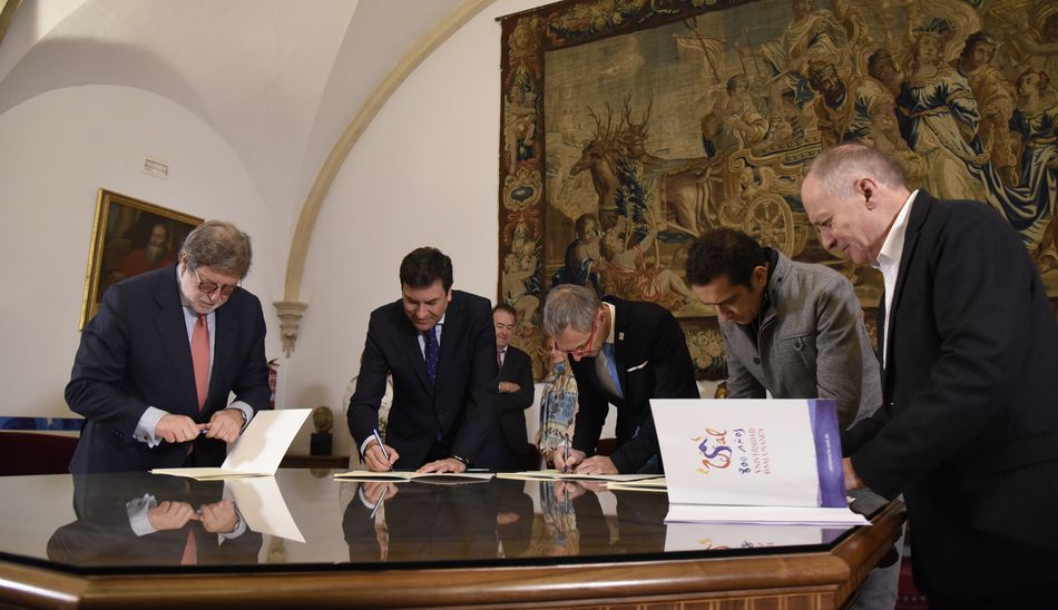 Firma de uno de los convenios relacionados con el PAS de la USAL
