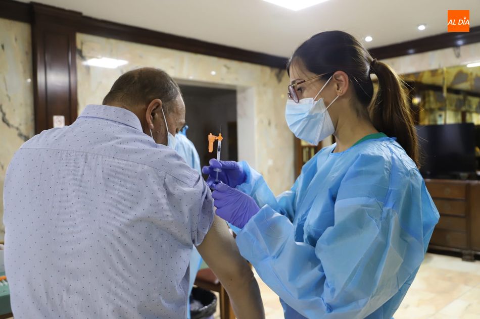 Sanitaria encargada de poner la tercera dosis a un interno de la residencia Arapiles. Foto de archivo