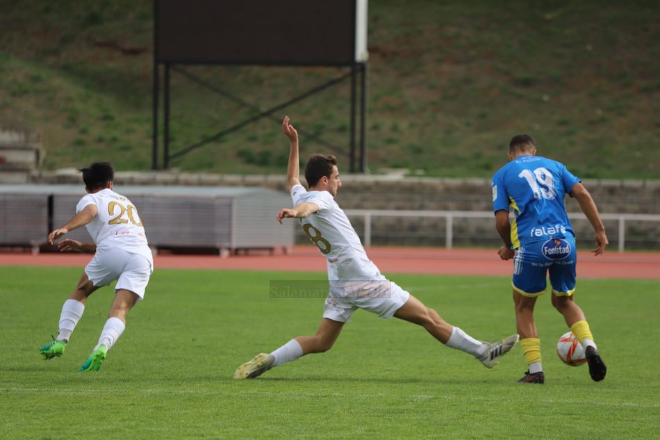 Mongil, del Ribert, estira la pierna para robar un balón / Lydia González