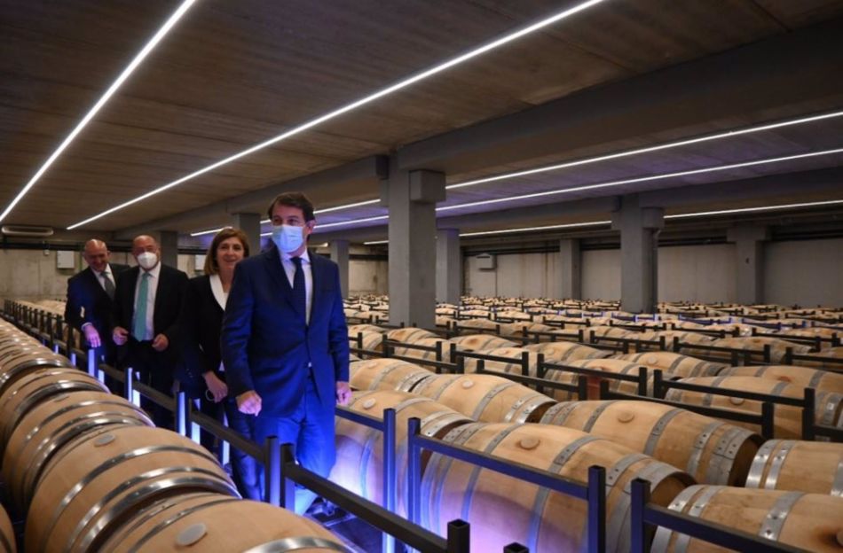 El presidente de la Junta de Castilla y León, Alfonso Fernández Mañueco, durante su visita a las nuevas instalaciones de Bodegas Matarromera. - JCYL