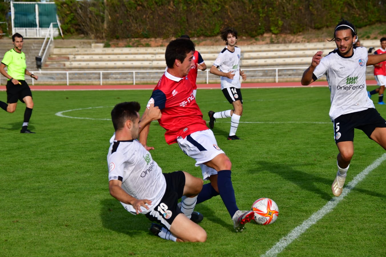 Reinoso va al suelo en el partido del filial del Salamanca UDS