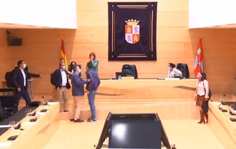 Dos procuradores de PSOE y PP protagonizan una discusión al finalizar una Comisión de las Cortes de CyL