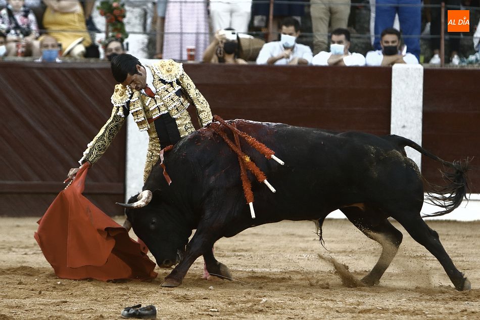 Emilio de Justo en plena faena en la feria de Guijuelo - Archivo
