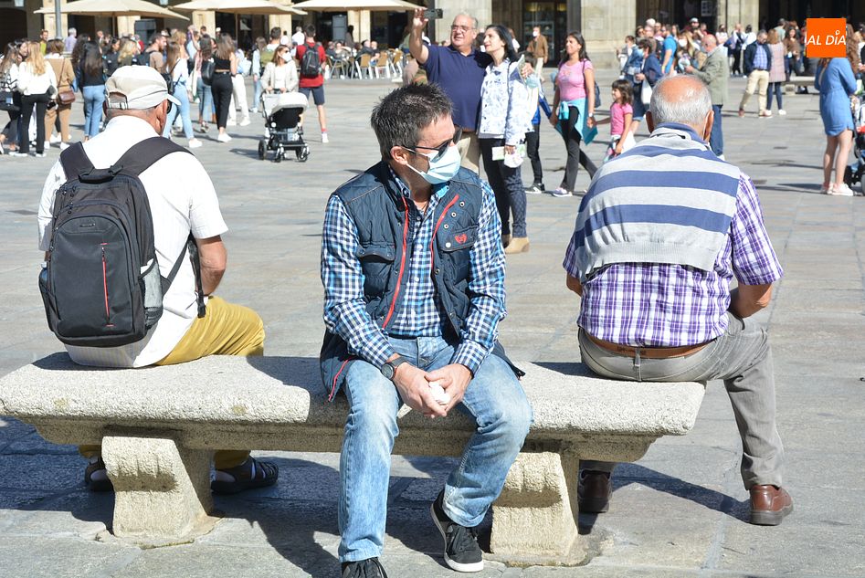 Viandantes en la Plaza Mayor. Foto de archivo