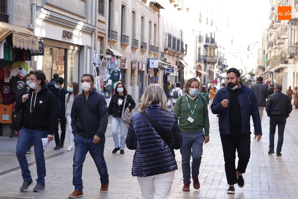 Viandantes en el centro de Salamanca. Foto de archivo