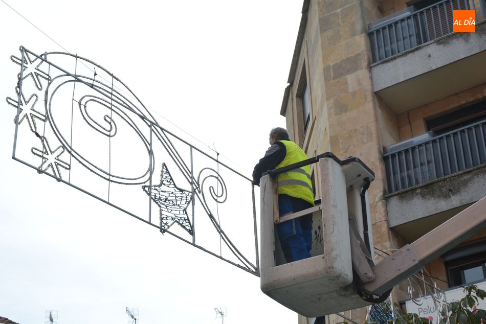 Instalación de las luces navideñas en el centro de Salamanca. Foto de Vanesa Martins