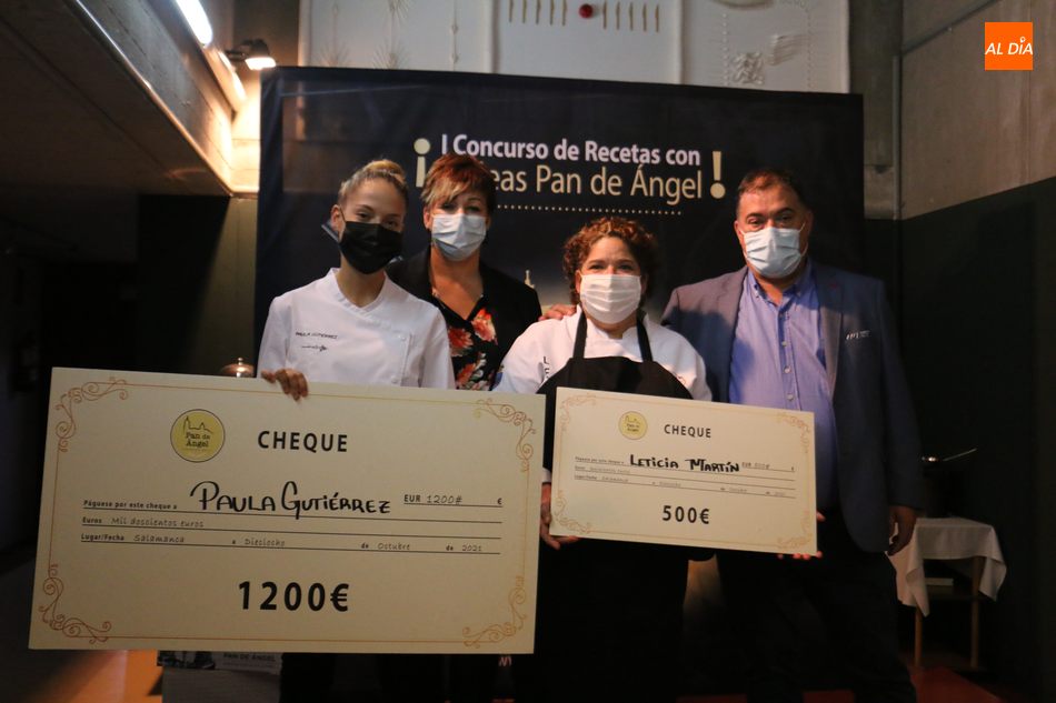 Fabian Martín y su esposa Rosa Ramos, junto a la ganadora y segundo puesto del concurso Obleas Pan de Ángel / CORRAL