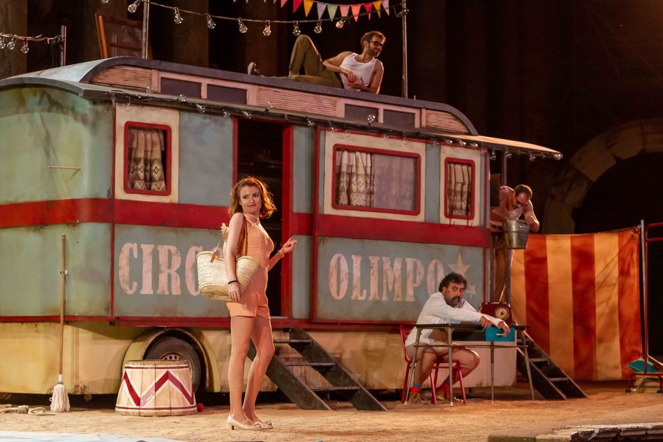 Anfitrión, dirigida por Juan Carlos Rubio e interpretada por Pepón Nieto, Toni Acosta, Fele Martínez, José Troncoso, Dani Muriel y María Ordóñez