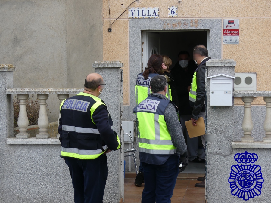Funcionarios de la Brigada de Extranjería y Fronteras de la Comisaría de la Policía Nacional de Salamanca en una de las intervenciones realizas, este año, en esta compleja operación