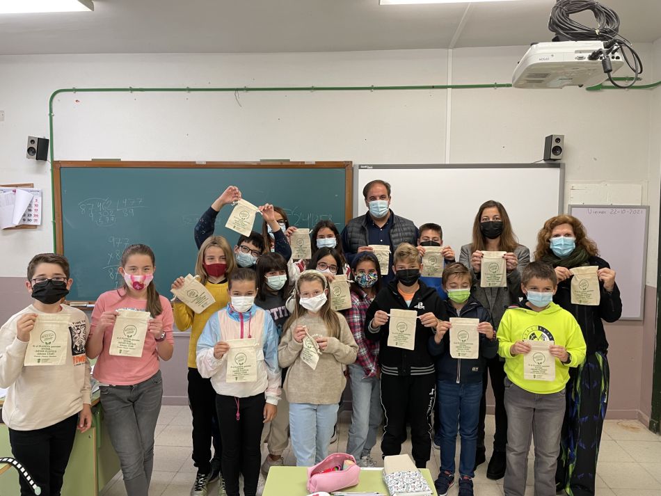 Alumnos del Filiberto Villalobos con las bolsas reutilizables - Ayto. de Guijuelo