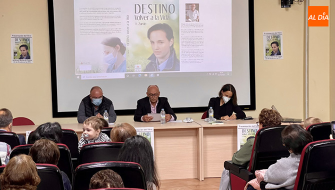 El Multiusos Bernardo Cuesta acogía la presentación del último libro de Felipe García, Destino. Volver a la vida