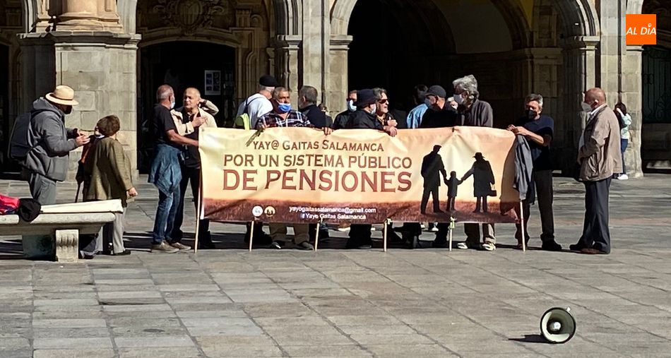 Manifestantes en la Plaza Mayor para reclamar un sistema público de pensiones