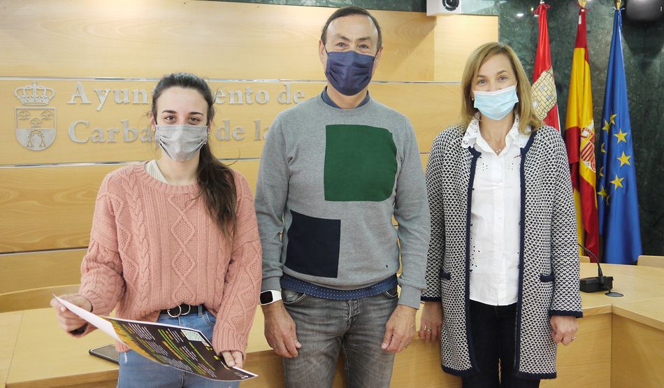 Las concejalas de Fiestas y Juventud, Teresa Sánchez y Alba Hernández, acompañadas del alcalde del municipio, Pedro Samuel Martín, han presentado esta mañana el programa de actividades