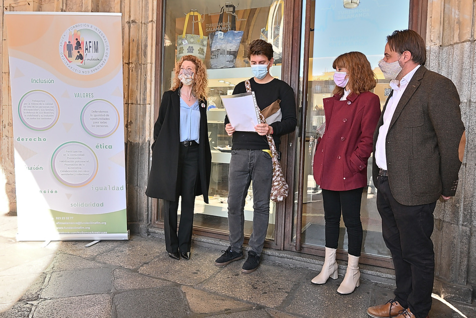 Presentación del merchandising de la Fundación AFIM en la tienda de Turismo de Salamanca
