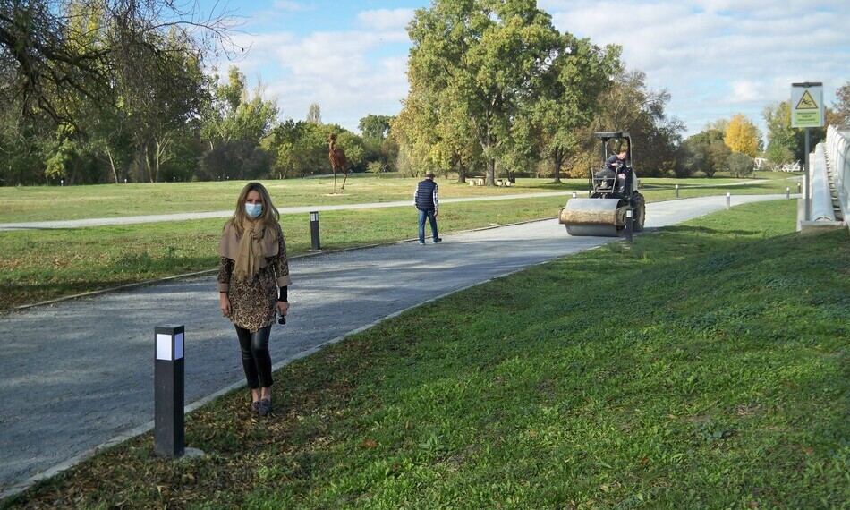 La concejala Marta Labrador, en uno de los caminos en los que se está interviniendo