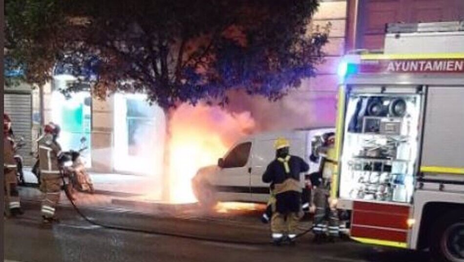 Furgoneta en llamas en la calle Miguel Íscar de Valladolid. Foto: EP