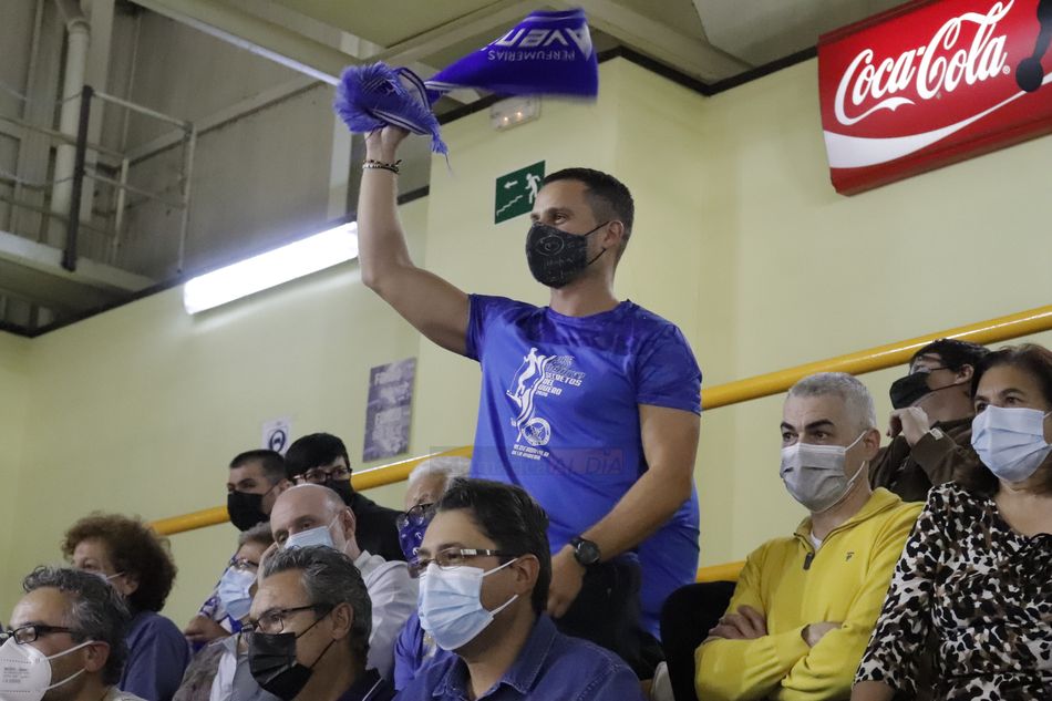 Un aficionado anima con su bufanda / Guillermo García