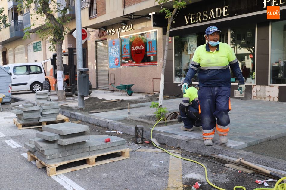 Foto de archivo de un trabajados en la avenida de París, en Salamanca