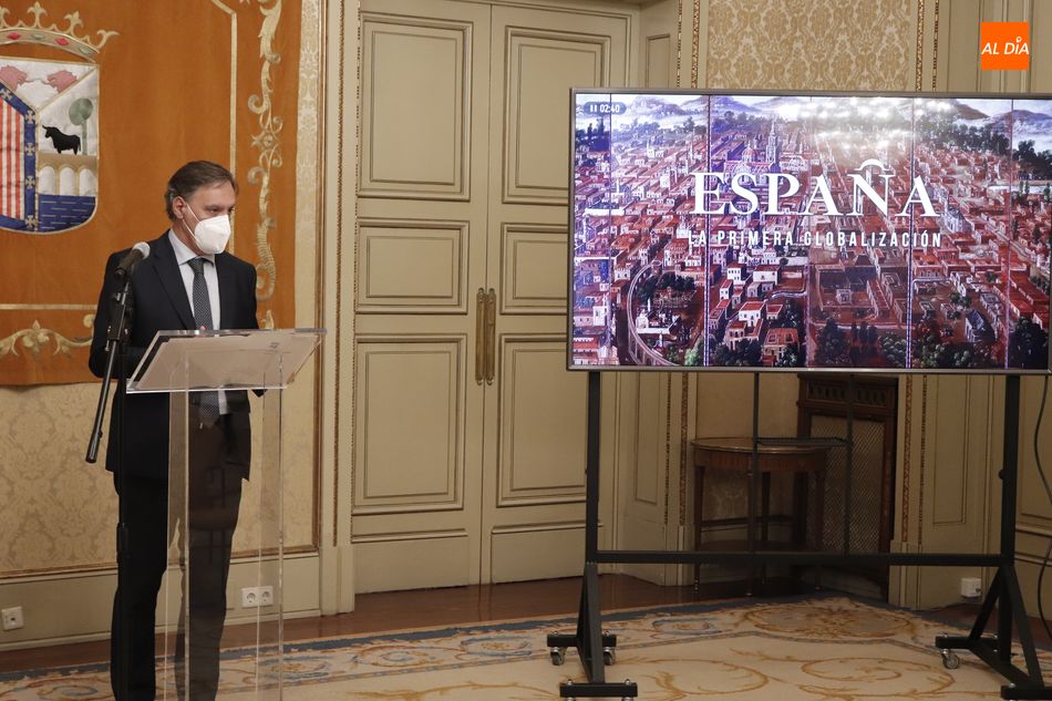 El alcalde de Salamanca, Carlos García Carbayo, participa en la presentación de la película ‘España, la primera globalización’. Foto de Guillermo García San Miguel