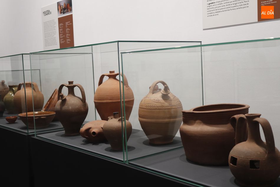 Algunas de las piezas de la exposición ´Barros de Alcaller. Alfarería Tradicional de la provincia de Salamanca´. Foto de Guillermo García San Miguel