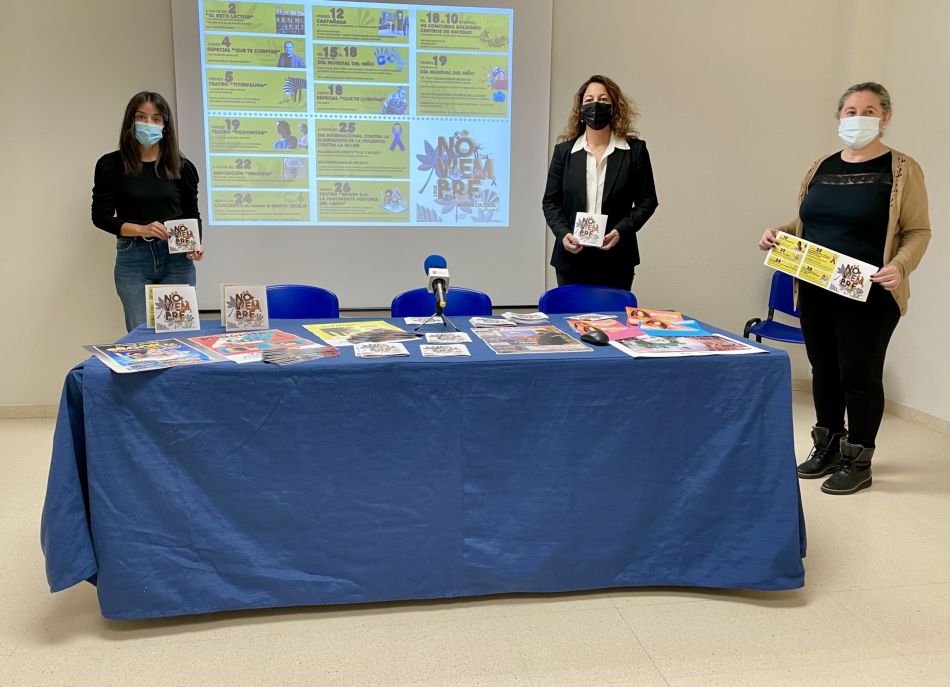 La concejala de Cultura, María Jesús Moro (centro) con el personal del Centro Cultural en la presentación de la agenda - Ayto. Guijuelo